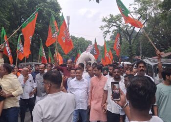 Jamshedpur bjp protest : कांग्रेस के विरोध में भाजपा ने किया राहुल गांधी का पुतला दहन, कांग्रेस पर दोहरा रवैया अपनाने का आरोप
