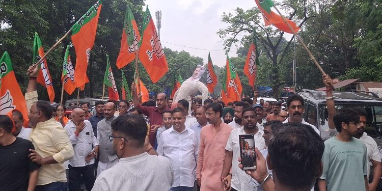 Jamshedpur bjp protest : कांग्रेस के विरोध में भाजपा ने किया राहुल गांधी का पुतला दहन, कांग्रेस पर दोहरा रवैया अपनाने का आरोप Jamshedpur bjp protest : कांग्रेस के विरोध में भाजपा ने किया राहुल गांधी का पुतला दहन, कांग्रेस पर दोहरा रवैया अपनाने का आरोप