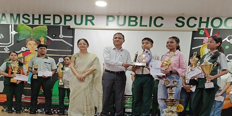 Jamshedpur public schoo prize night : जमशेदपुर पब्लिक स्कूल की सीनियर स्कूल पुरस्कार आयोजित, मेधावी विद्यार्थियों को किया गया पुरस्कृत