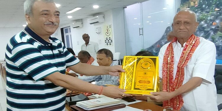 Jamshedpur santosh agrawal felicitated : जमशेदपुर के संतोष अग्रवाल पटना में किये गए सम्मानित, अखिल भारतीय मारवाड़ी सम्मेलन की बैठक में मिला सम्मान