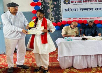 Jamshedpur rural devine mission school : सुंदरनगर के हितकू डिवाइन मिशन स्कूल में प्रतिभा सम्मान समारोह आयोजित, बोर्ड परीक्षा में श्रेष्ठ प्रदर्शन करने वाले 21 विद्यार्थी व उनके अभिभावक सम्मानित Jamshedpur rural devine mission school : सुंदरनगर के हितकू डिवाइन मिशन स्कूल में प्रतिभा सम्मान समारोह आयोजित, बोर्ड परीक्षा में श्रेष्ठ प्रदर्शन करने वाले 21 विद्यार्थी व उनके अभिभावक सम्मानित