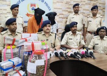 Jamshedpur two arrested with 7.8 kg marijuana : साधु के वेश में चल रहा था अवैध गांजा तस्करी का काला कारोबार, सप्लायर समेत दो शातिर गिरफ्तार, 7.8 किलो गांजा व अन्य सामान बरामद