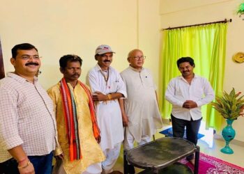 Jamshedpur pm awas owners pride : संघर्ष से मिला आशियाना, चौखट पर पहुंचे सरयू राय तो छलक पड़े जज्बात!, जिसके हाथों चाहते थे घर की चाबी, उसे अपने फ्लैट में देख भावुक हुए आवंटी, लोग बोले : हमारे घर भी चलिए! Jamshedpur pm awas owners pride : संघर्ष से मिला आशियाना, चौखट पर पहुंचे सरयू राय तो छलक पड़े जज्बात!, जिसके हाथों चाहते थे घर की चाबी, उसे अपने फ्लैट में देख भावुक हुए आवंटी, लोग बोले : हमारे घर भी चलिए!