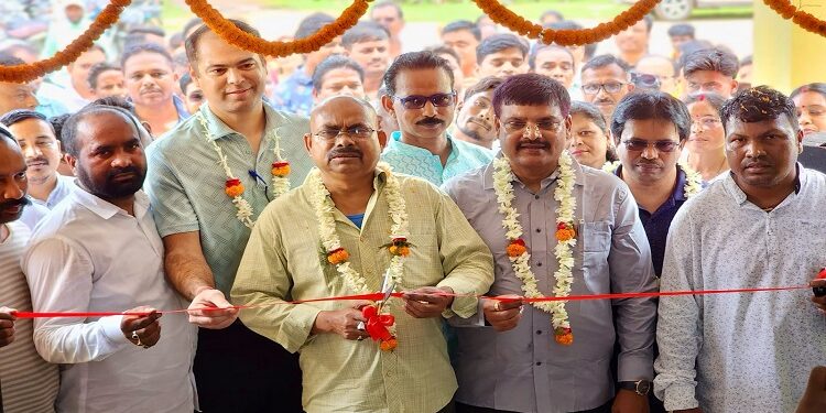 Jamshedpur hitku punchayat bhawan inaugurated : विधायक मंगल कालिंदी ने हितकू में पंचायत भवन व उप स्वास्थ्य केन्द्र का किया उद्घाटन, कहा – पंचायत वासियों को इस भवन और उप स्वास्थ्य केन्द्र का पूरा लाभ मिलेगा Jamshedpur hitku punchayat bhawan inaugurated : विधायक मंगल कालिंदी ने हितकू में पंचायत भवन व उप स्वास्थ्य केन्द्र का किया उद्घाटन, कहा – पंचायत वासियों को इस भवन और उप स्वास्थ्य केन्द्र का पूरा लाभ मिलेगा