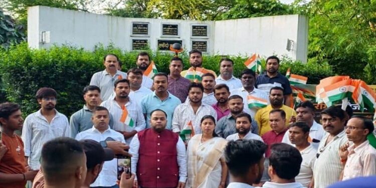 Jamshedpur kargil martyrs day : कारगिल विजय दिवस पर गोलमुरी शहीद स्थल में श्रद्धांजलि सभा आयोजित, उपस्थित जन समुदाय ने कारगिर के वीर शहीदों को दी भावपूर्ण श्रद्धांजलि Jamshedpur kargil martyrs day : कारगिल विजय दिवस पर गोलमुरी शहीद स्थल में श्रद्धांजलि सभा आयोजित, उपस्थित जन समुदाय ने कारगिर के वीर शहीदों को दी भावपूर्ण श्रद्धांजलि