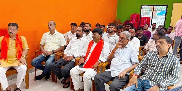 Jamshedpur pm’s man ki bat : प्रधानमंत्री नरेंद्र मोदी के ‘मन की बात’ का जमशेदपुर महानगर में भाजपा ने किया व्यापक प्रसारण, सांसद विद्युत वरण महतो जिला कार्यालय में हुए शामिल, विधायक पूर्णिमा साहू ने कार्यकर्ताओं के साथ सुनी मन की बात Jamshedpur pm’s man ki bat : प्रधानमंत्री नरेंद्र मोदी के ‘मन की बात’ का जमशेदपुर महानगर में भाजपा ने किया व्यापक प्रसारण, सांसद विद्युत वरण महतो जिला कार्यालय में हुए शामिल, विधायक पूर्णिमा साहू ने कार्यकर्ताओं के साथ सुनी मन की बात