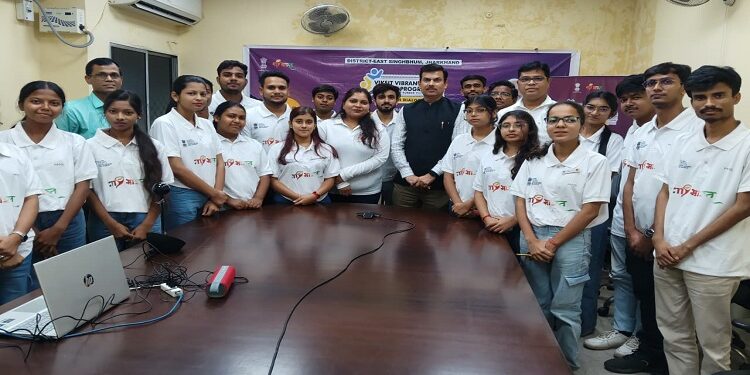 Jamshedpur yuva samvad : जमशेदपुर जिला मुख्यालय में युवा संवाद का किया गया आयोजन, विकसित वाइब्रेट विलेज प्रोग्राम के तहत हुआ आयोजन