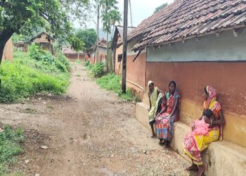 Jamshedpur rural malaria outbreak : गालूडीह के चाड़री गांव में मलेरिया का प्रकोप, कई लोगों के चपेट में आने से ग्रामीणों में दहशत, ग्रामीणों ने गुड़ाझोर हेल्थ एंड वेलनेस सेंटर में रोजाना चिकित्सक के नहीं बैठने का लगाया आरोप