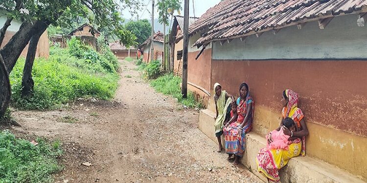 Jamshedpur rural malaria outbreak : गालूडीह के चाड़री गांव में मलेरिया का प्रकोप, कई लोगों के चपेट में आने से ग्रामीणों में दहशत, ग्रामीणों ने गुड़ाझोर हेल्थ एंड वेलनेस सेंटर में रोजाना चिकित्सक के नहीं बैठने का लगाया आरोप