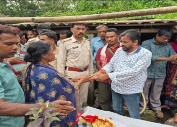 Jamshedpur rural compensation to victim family : हाथी के हमले से मृत ग्रामीण के परिजनों को मुआवजा के तौर पर तत्काल 1 लाख रुपए मिले, सोमवार सुबह अनिल की हाथी के हमले में हो गई थी मौत