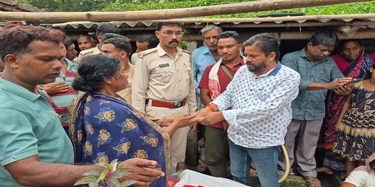 Jamshedpur rural compensation to victim family : हाथी के हमले से मृत ग्रामीण के परिजनों को मुआवजा के तौर पर तत्काल 1 लाख रुपए मिले, सोमवार सुबह अनिल की हाथी के हमले में हो गई थी मौत