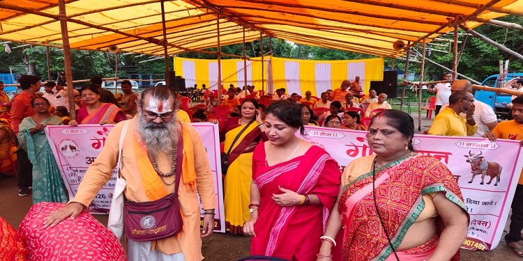 Jamshedpur gau samman abhiyan : गौ सम्मान अभियान दिवस पर उमड़ा जनसैलाब, डीसी को सौंपा गया पांच लाख से अधिक हस्ताक्षर युक्त प्रतिवेदन