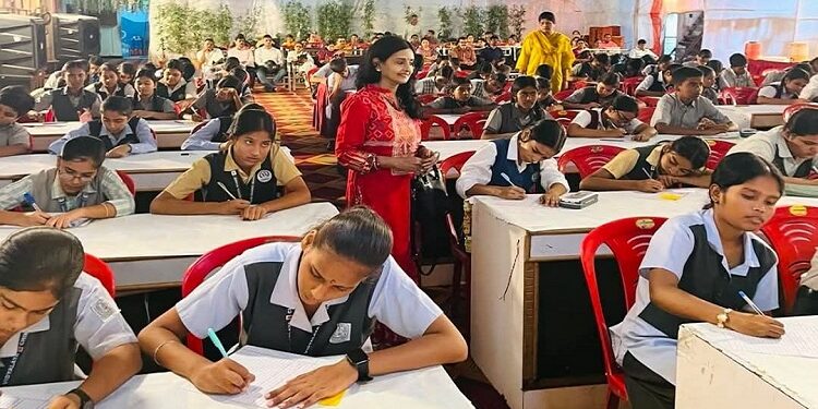 Jamshedpur tulsi bhawan : तुलसी भवन में आयोजित निबंध प्रतियोगिता में रामकृष्ण मिशन इंग्लिश स्कूल, बिस्टुपुर की आराध्या सिन्हा को प्रथम पुरस्कार’