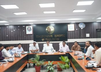 jamshedpur dc meeting : जमशेदपुर के उपायुक्त ने की नगर निकायों की समीक्षा बैठक, नागरिक सुविधाओं की गुणवत्ता में सुधार, स्वच्छता, जल निकासी, पेयजल, स्ट्रीट लाइट एवं ठोस अपशिष्ट प्रबंधन पर विशेष जोर jamshedpur dc meeting : जमशेदपुर के उपायुक्त ने की नगर निकायों की समीक्षा बैठक, नागरिक सुविधाओं की गुणवत्ता में सुधार, स्वच्छता, जल निकासी, पेयजल, स्ट्रीट लाइट एवं ठोस अपशिष्ट प्रबंधन पर विशेष जोर