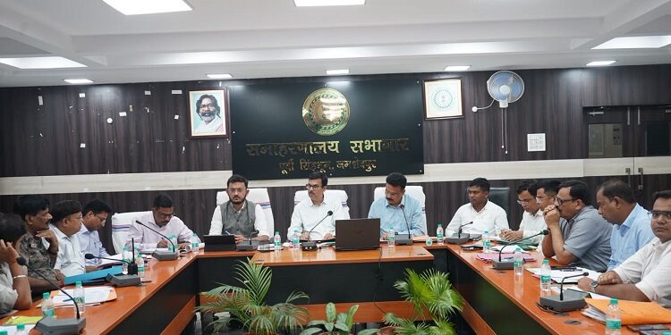 jamshedpur encroachment : जमशेदपुर के उपायुक्त ने की राजस्व संग्रहण, भू-अर्जन, टाटा लीज व सरकारी जमीन का अतिक्रमण एवं नीलाम पत्र मामलों की समीक्षा बैठक, अतिक्रमण को लेकर जोरदार चलेगा अभियान jamshedpur encroachment : जमशेदपुर के उपायुक्त ने की राजस्व संग्रहण, भू-अर्जन, टाटा लीज व सरकारी जमीन का अतिक्रमण एवं नीलाम पत्र मामलों की समीक्षा बैठक, अतिक्रमण को लेकर जोरदार चलेगा अभियान