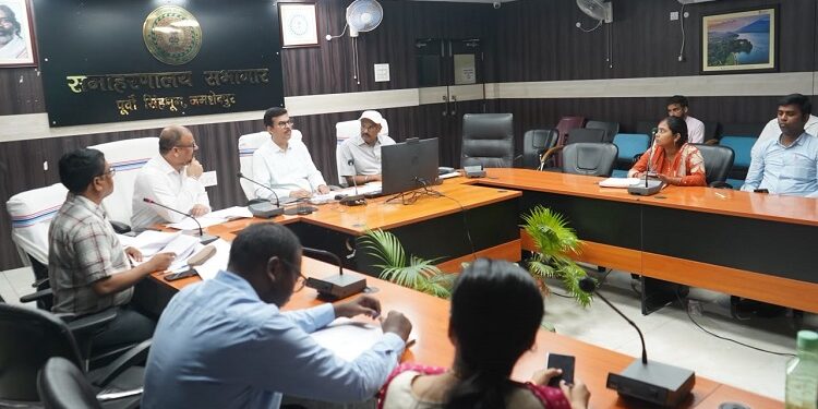 jamshedpur supply department meeting : जमशेदपुर के उपायुक्त ने की आपूर्ति विभाग की मासिक समीक्षात्मक बैठक, अयोग्य राशनकार्डधारियों के नाम हटाने का निर्देश, चावल के साथ-साथ नमक, दाल, धोती-साड़ी आदि के भी वितरण सुनिश्चित कर बैकलॉक क्लियर करने का दिया निर्देश 