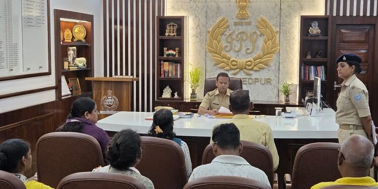 Jamshedpur ssp jan samvad : एसएसपी कार्यालय में जन संवाद कार्यक्रम आयोजित, विभिन्न क्षेत्रों से जुड़े आवेदनों पर दिये गए जरूरी निर्देश