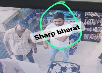 adityapur atm fraud : आदित्यपुर में एटीएम से कार्ड निकालकर एक व्यक्ति के पैसे की निकासी, विशाल मेगामार्ट में खरीददारी की, सारी घटना सीसीटीवी में कैद, देखिये – video