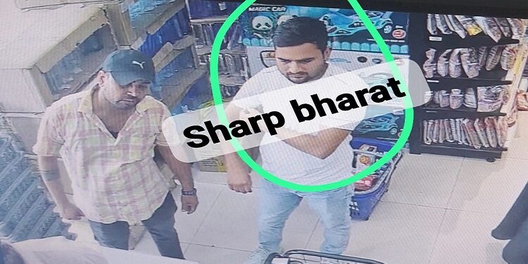 adityapur atm fraud : आदित्यपुर में एटीएम से कार्ड निकालकर एक व्यक्ति के पैसे की निकासी, विशाल मेगामार्ट में खरीददारी की, सारी घटना सीसीटीवी में कैद, देखिये – video