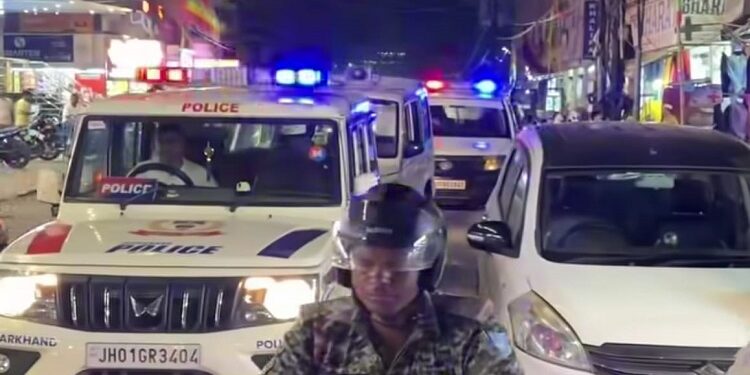 Jamshedpur police route march : मानगो-आजादनगर में पुलिस ने किया पैदल रूट मार्च, अवैध पार्किंग, नशाखोरी और अड्डेबाजी पर बढ़ी सख्ती