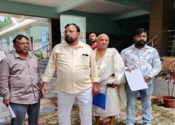 Jamshedpur mgm inturn death case : एमजीएम के इंटर्न डॉक्टर समीर की मौत मामला नये आरोपों के साथ फिर चर्चा में, मृतक के पिता ने डॉ यश व अन्य पर जताई हत्या की आशंका, एसएसपी से लगाई निष्पक्ष जांच कर कार्रवाई की गुहार Jamshedpur mgm inturn death case : एमजीएम के इंटर्न डॉक्टर समीर की मौत मामला नये आरोपों के साथ फिर चर्चा में, मृतक के पिता ने डॉ यश व अन्य पर जताई हत्या की आशंका, एसएसपी से लगाई निष्पक्ष जांच कर कार्रवाई की गुहार