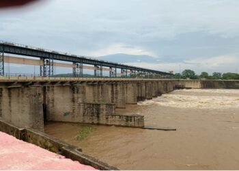 Jamshedpur rural mla stopped boulder chipping in canal : गालूडीह बराज नहर के बोल्डर चिपिंग में घटिया निर्माण पर भड़के विधायक, सोमेश सोरेन ने घटिया निर्माण पर जेई को लगाई फटकार, विधायक ने बोल्डर चिपिंग का काम ठप कराया