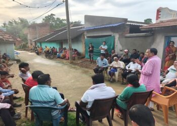 Jamshedpur rural dr goswami meet tusker effected villagers : डॉ दिनेशानंद गोस्वामी पहुंचे हाथी प्रभावित कालियाम गांव, कहा – लोगों को हाथियों से लोगों को बचाने में हेमंत सरकार की दिलचस्पी नहीं।