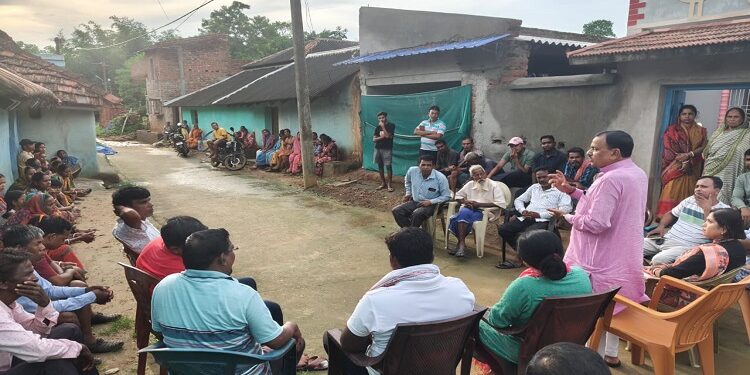 Jamshedpur rural dr goswami meet tusker effected villagers : डॉ दिनेशानंद गोस्वामी पहुंचे हाथी प्रभावित कालियाम गांव, कहा – लोगों को हाथियों से लोगों को बचाने में हेमंत सरकार की दिलचस्पी नहीं।