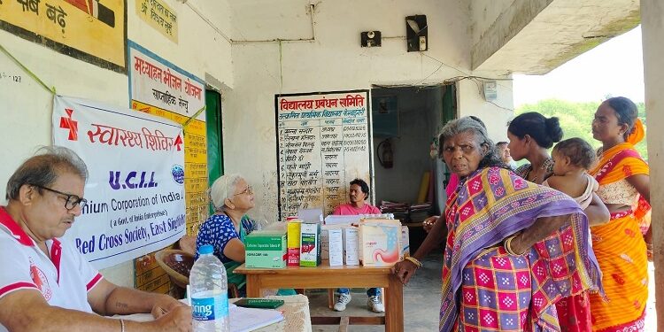 Jamshedpur ucil health camp : यूसिल व रेड क्रॉस की ओर से पोटका में स्वास्थ्य शिविर आयोजित, 65 मरीजों ने शिविर का उठाया लाभ Jamshedpur ucil health camp : यूसिल व रेड क्रॉस की ओर से पोटका में स्वास्थ्य शिविर आयोजित, 65 मरीजों ने शिविर का उठाया लाभ