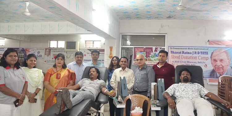 Jamshedpur red cross blood donation : भारत रत्न जेआरडी टाटा की स्मृति में रेड क्रॉस का रक्तदान शिविर, जेमीपोल के सीएसआर के तहत आयोजित शिविर में 53 यूनिट रक्त संग्रहित