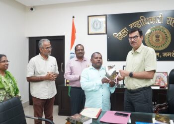 Jamshedpur bilingual book of songs released : पूर्वी सिंहभूम समाहरणालय कर्मी बोध मुण्डा के द्विभाषी गीत संग्रह का हुआ लोकार्पण, उपायुक्त ने ओमोन्–मुण्डारी साइति पुथी का किया विधिवत लोकार्पण