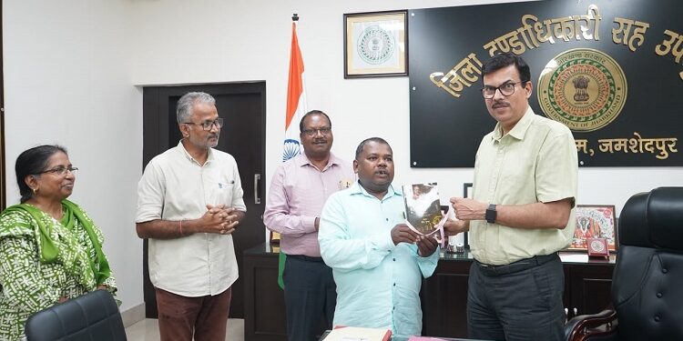 Jamshedpur bilingual book of songs released : पूर्वी सिंहभूम समाहरणालय कर्मी बोध मुण्डा के द्विभाषी गीत संग्रह का हुआ लोकार्पण, उपायुक्त ने ओमोन्–मुण्डारी साइति पुथी का किया विधिवत लोकार्पण Jamshedpur bilingual book of songs released : पूर्वी सिंहभूम समाहरणालय कर्मी बोध मुण्डा के द्विभाषी गीत संग्रह का हुआ लोकार्पण, उपायुक्त ने ओमोन्–मुण्डारी साइति पुथी का किया विधिवत लोकार्पण