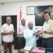 Jamshedpur bilingual book of songs released : पूर्वी सिंहभूम समाहरणालय कर्मी बोध मुण्डा के द्विभाषी गीत संग्रह का हुआ लोकार्पण, उपायुक्त ने ओमोन्–मुण्डारी साइति पुथी का किया विधिवत लोकार्पण Jamshedpur bilingual book of songs released : पूर्वी सिंहभूम समाहरणालय कर्मी बोध मुण्डा के द्विभाषी गीत संग्रह का हुआ लोकार्पण, उपायुक्त ने ओमोन्–मुण्डारी साइति पुथी का किया विधिवत लोकार्पण