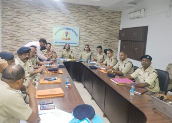 Jamshedpur ssp review meeting : अपराध नियंत्रण को लेकर एसएसपी की समीक्षा बैठक, फरार अपराधियों की जल्द गिरफ्तारी के दिये निर्देश