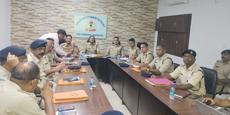 Jamshedpur ssp review meeting : अपराध नियंत्रण को लेकर एसएसपी की समीक्षा बैठक, फरार अपराधियों की जल्द गिरफ्तारी के दिये निर्देश
