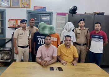 tatanagar rail police success : ऑपरेशन यात्री सुरक्षा के तहत आरपीएफ-जीआरपी की बड़ी सफलता, टाटानगर स्टेशन से ट्रेन से मोबाइल चोरी करने वाले तीन युवक गिरफ्तार tatanagar rail police success : ऑपरेशन यात्री सुरक्षा के तहत आरपीएफ-जीआरपी की बड़ी सफलता, टाटानगर स्टेशन से ट्रेन से मोबाइल चोरी करने वाले तीन युवक गिरफ्तार