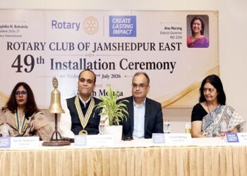 Jamshedpur rotary club east installation : गोलमुरी क्लब में रोटरी क्लब ऑफ जमशेदपुर ईस्ट का 49वां पदस्थापन समारोह आयोजित, अध्यक्ष वीना और सुजय बने सचिव, नयी टीम ने संभाला पदभार