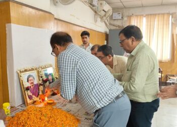 Jamshedpur mgm condolence : एमजीएम मेडिकल कॉलेज में दिवंगत जूनियर डॉक्टरों को दी गई भावभीनी श्रद्धांजलि, उपस्थित लोगों ने दोनों चिकित्सकों की आत्मा की शांति के लिए की प्रार्थना Jamshedpur mgm condolence : एमजीएम मेडिकल कॉलेज में दिवंगत जूनियर डॉक्टरों को दी गई भावभीनी श्रद्धांजलि, उपस्थित लोगों ने दोनों चिकित्सकों की आत्मा की शांति के लिए की प्रार्थना