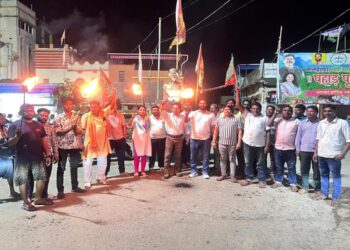 Jamshedpur rural bjp protest : जेएसएससी व जेपीएससी पेपर लीक के खिलाफ चाकुलिया भाजपा ने निकाला मशाल जुलूस, शिक्षा मंत्री सुदिव्य कुमार के इस्तीफे की रखी मांग Jamshedpur rural bjp protest : जेएसएससी व जेपीएससी पेपर लीक के खिलाफ चाकुलिया भाजपा ने निकाला मशाल जुलूस, शिक्षा मंत्री सुदिव्य कुमार के इस्तीफे की रखी मांग