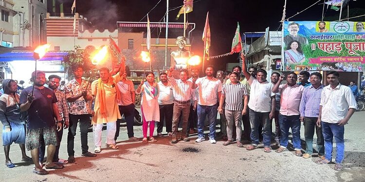 Jamshedpur rural bjp protest : जेएसएससी व जेपीएससी पेपर लीक के खिलाफ चाकुलिया भाजपा ने निकाला मशाल जुलूस, शिक्षा मंत्री सुदिव्य कुमार के इस्तीफे की रखी मांग