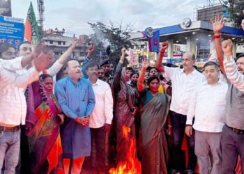jamshedpur bjp protest : जेपीएससी समेत कई परीक्षाओं में हुए घोटाले के खिलाफ भाजपा ने जमशेदपुर में निकाला मशाल जुलूस, सरकार के खिलाफ बोला हल्ला jamshedpur bjp protest : जेपीएससी समेत कई परीक्षाओं में हुए घोटाले के खिलाफ भाजपा ने जमशेदपुर में निकाला मशाल जुलूस, सरकार के खिलाफ बोला हल्ला