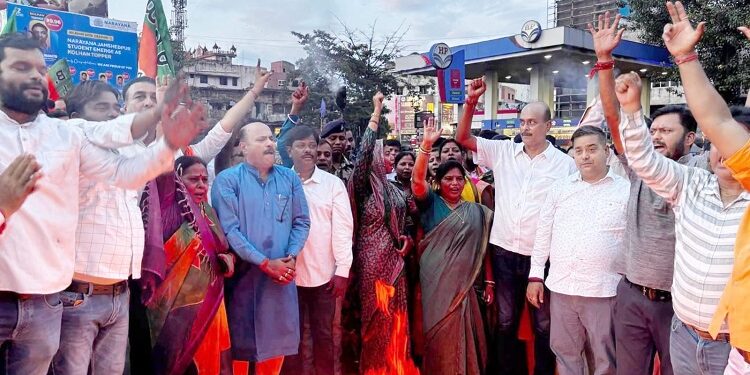 jamshedpur bjp protest : जेपीएससी समेत कई परीक्षाओं में हुए घोटाले के खिलाफ भाजपा ने जमशेदपुर में निकाला मशाल जुलूस, सरकार के खिलाफ बोला हल्ला
