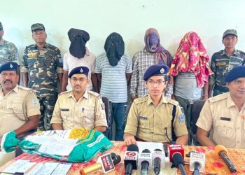 West singhbhum four thieves arrested : चक्रधरपुर के रश्मि इलेक्ट्रॉनिक्स में हुई चोरी का पुलिस ने किया खुलासा, चोरी में शामिल चार चोर गिरफ्तार, चारों के पास से आठ मोबाइल फोन, चोरी में प्रयुक्त बाइक बरामद West singhbhum four thieves arrested : चक्रधरपुर के रश्मि इलेक्ट्रॉनिक्स में हुई चोरी का पुलिस ने किया खुलासा, चोरी में शामिल चार चोर गिरफ्तार, चारों के पास से आठ मोबाइल फोन, चोरी में प्रयुक्त बाइक बरामद