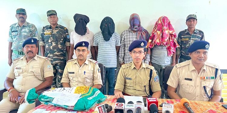 West singhbhum four thieves arrested : चक्रधरपुर के रश्मि इलेक्ट्रॉनिक्स में हुई चोरी का पुलिस ने किया खुलासा, चोरी में शामिल चार चोर गिरफ्तार, चारों के पास से आठ मोबाइल फोन, चोरी में प्रयुक्त बाइक बरामद West singhbhum four thieves arrested : चक्रधरपुर के रश्मि इलेक्ट्रॉनिक्स में हुई चोरी का पुलिस ने किया खुलासा, चोरी में शामिल चार चोर गिरफ्तार, चारों के पास से आठ मोबाइल फोन, चोरी में प्रयुक्त बाइक बरामद