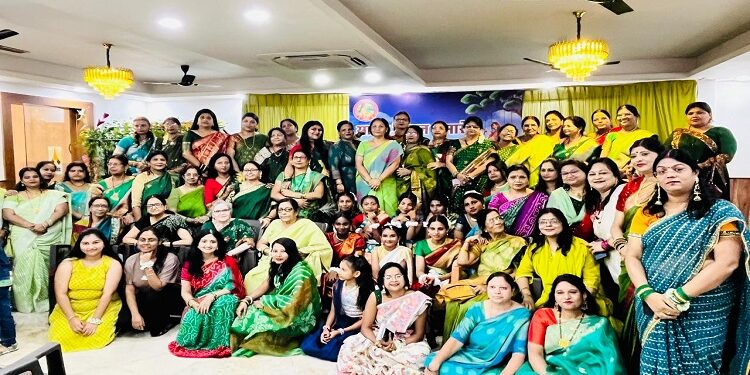 Jamshedpur tulsi bhawan sawan mahotsav : तुलसी भवन में नगर की महिला साहित्यकारों का भव्य सावन मिलन समारोह आयोजित, कजरी व सावन के गीतों से सजा महोत्सव, हरे रंग के परिधान में सजी महिलाओं ने समारोह में खूब की मस्ती  