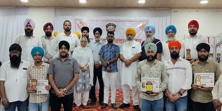 Jamshedpur central sikh naujawan sabha : सेंट्रल सिख नौजवान सभा ने मनाया शहीद उधम सिंह का बलिदान दिवस, नशा मुक्ति निबंध प्रतियोगिता के विजेताओं और रक्तवीरों को किया गया सम्मानित