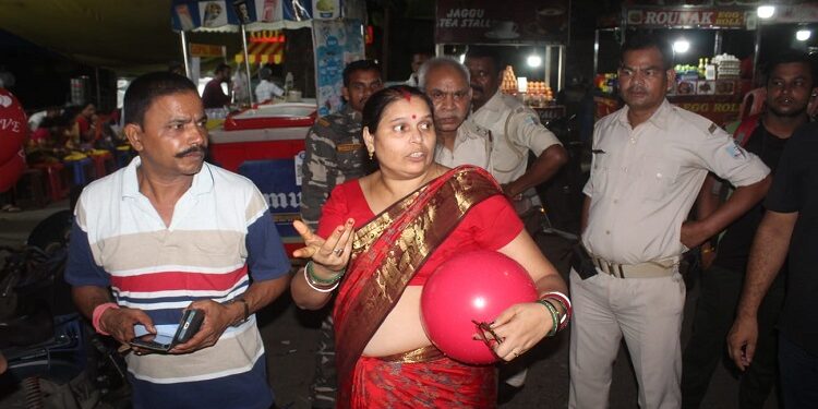 Jamshedpur chain snatching : साकची जुबिली पार्क गेट के पास चाउमिन खाने पहुंची महिला से चेन छिनतई, बाइक सवार अपराधी महिला के गले से चेन झपट कर हुए फरार Jamshedpur chain snatching : साकची जुबिली पार्क गेट के पास चाउमिन खाने पहुंची महिला से चेन छिनतई, बाइक सवार अपराधी महिला के गले से चेन झपट कर हुए फरार