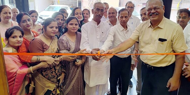 Jamshedpur rakhee mela : जुगसलाई में राजस्थानी ब्राह्मण महिला संघ का तीन दिवसीय राखी मेला शुरू, रंग-बिरंगी राखियों व हस्त निर्मित सामग्रियों के स्टॉलों से सजा ऋषि भवन