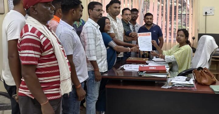 Jamshedpur rural bjp – चाकुलिया के भाजपा मंडल कमेटी ने बीडीओ को जनसमस्याओं को लेकर सौंपा ज्ञापन