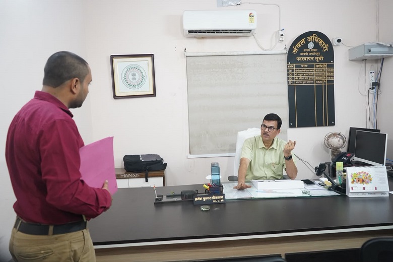Jamshedpur dc co office inspection : जमशेदपुर के उपायुक्त ने मानगो अंचल एवं बोड़ाम प्रखंड और अंचल कार्यालय का किया निरीक्षण, एसआइआर, विकास कार्य, राजस्व एवं भूमि मामलों की समीक्षा कर दिए आवश्यक दिशा-निर्देश Jamshedpur dc co office inspection : जमशेदपुर के उपायुक्त ने मानगो अंचल एवं बोड़ाम प्रखंड और अंचल कार्यालय का किया निरीक्षण, एसआइआर, विकास कार्य, राजस्व एवं भूमि मामलों की समीक्षा कर दिए आवश्यक दिशा-निर्देश